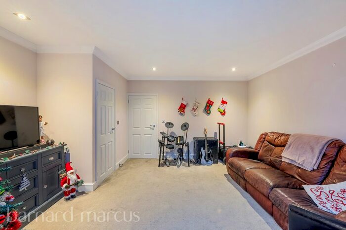 3 Bedroom Property To Rent In Marbles Way, Tadworth, KT20