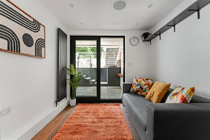 2 Bedroom Apartment For Sale In Kingsland Road, Hackney, E8