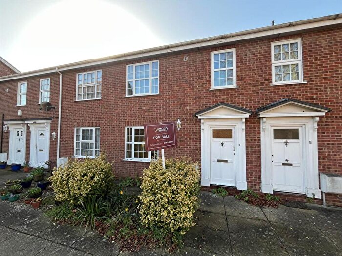3 Bedroom House For Sale In Applegarth Court, Wymondham, NR18