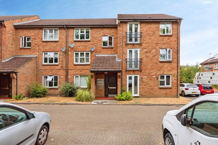 1 Bedroom Flat To Rent In Azalea Court, Woking, Surrey, GU22