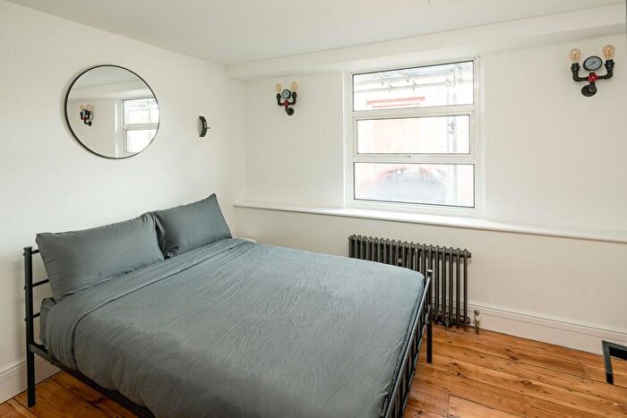 2 Bedroom Apartment For Sale In Southampton Way, London, SE5