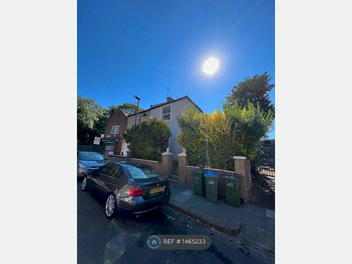 4 Bedroom Semi-Detached House To Rent In Woodhill, London, SE18