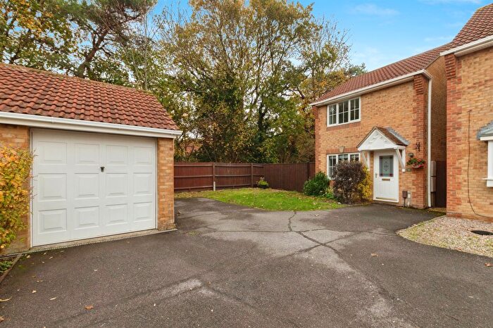 3 Bedroom End Of Terrace House For Sale In Bishop Close, Poole, BH12