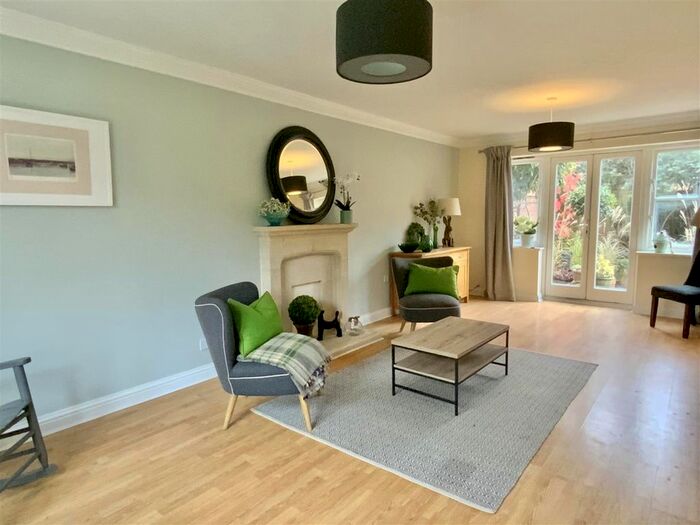 5 Bedroom Detached House For Sale In Norman Crescent, Middleton, Milton