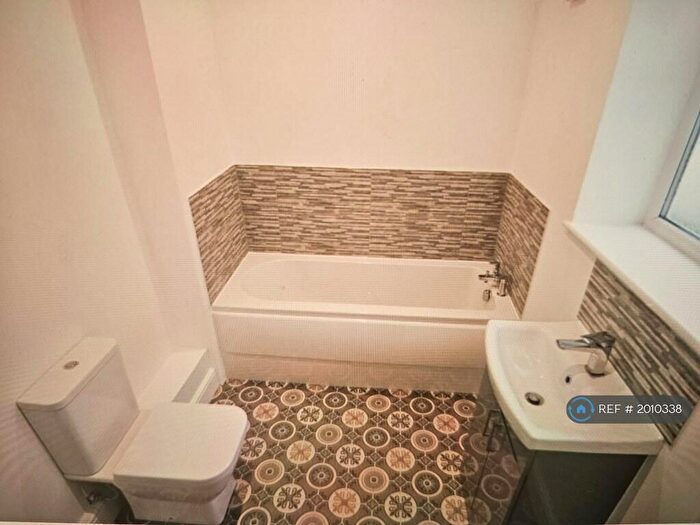 4 Bedroom Semi-Detached House To Rent In Armoury Square, Bristol, BS5