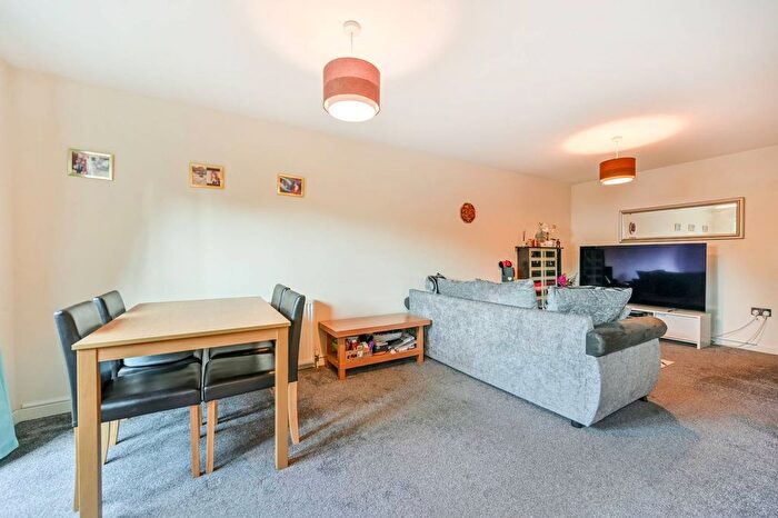 1 Bedroom Flat To Rent In Lower Teddington Road, Hampton Wick, Kingston Upon Thames, KT1