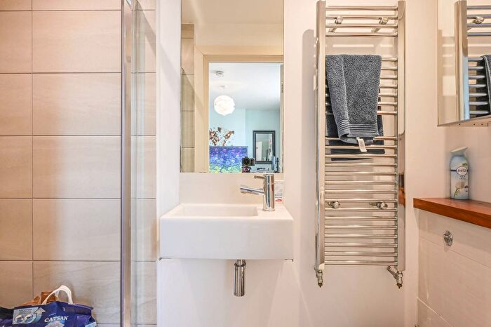 3 Bedroom Flat For Sale In Bow Road, Bow, London, E3