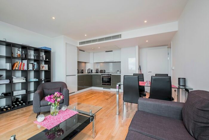 1 Bedroom Flat To Rent In The Landmark, Canary Wharf, E14