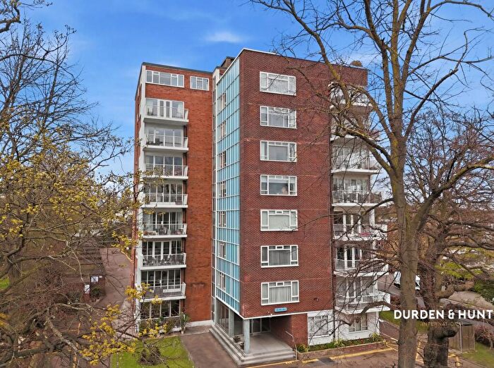 2 Bedroom Apartment For Sale In New Wanstead, London, E11
