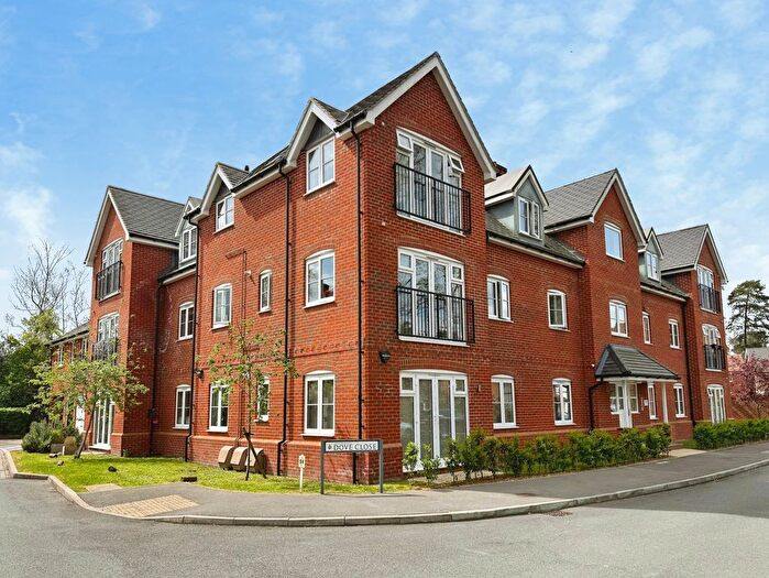 2 Bedroom Flat For Sale In Dove Close, Crowthorne, Berkshire, RG45