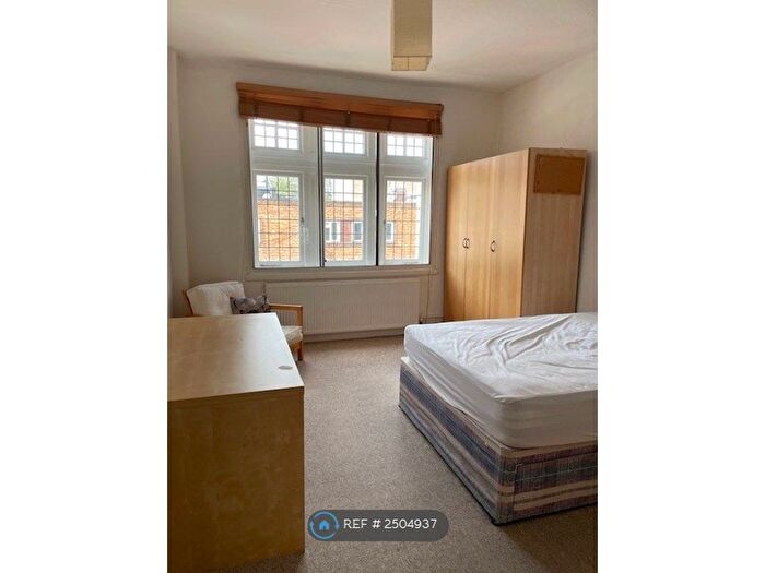3 Bedroom Flat To Rent In North End Rd, London, W14