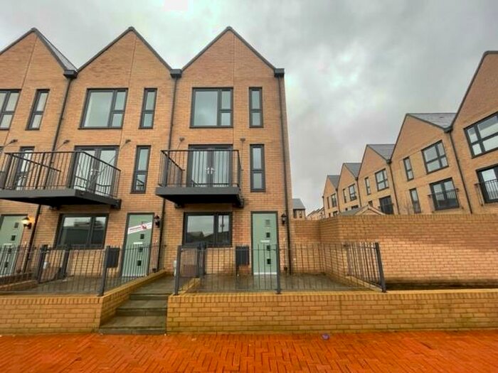 4 Bedroom House To Rent In Quarterdeck Walk, Chatham, ME4