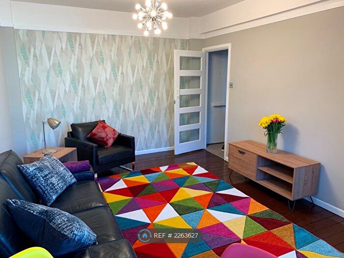 1 Bedroom Flat To Rent In Dumbarton Court, London, SW2