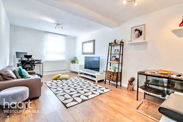 2 Bedroom Apartment For Sale In Park Street, Westcliff-On-Sea, SS0