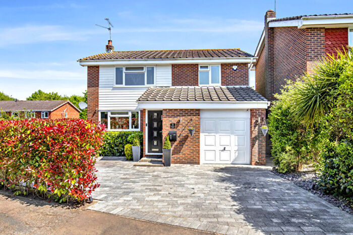 3 Bedroom Detached House For Sale In Spinney Close, Horsham, RH12