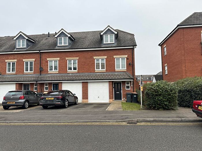 3 Bedroom Town House To Rent In Palgrave Road, Bedford, MK42