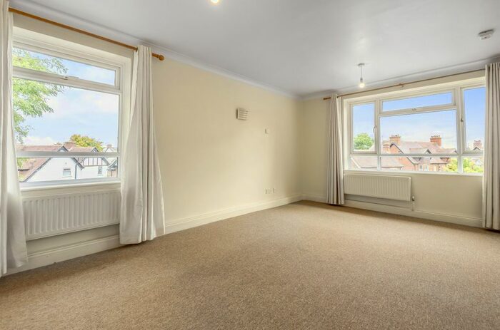 2 Bedroom Flat To Rent In Grainford Court, Crescent Road, Wokingham, Berkshire, RG40