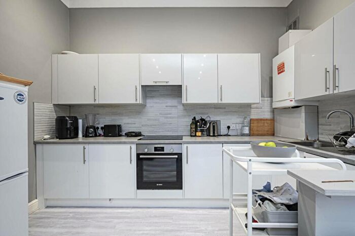 2 Bedroom Flat To Rent In Well Street, Hackney, London, E9