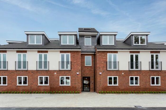 2 Bedroom Flat To Rent In Reet Gardens, Stoke Gardens, Slough, SL1