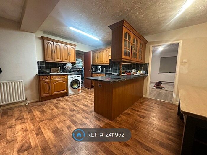 4 Bedroom Semi-Detached House To Rent In Garnet Close, Slough, SL1