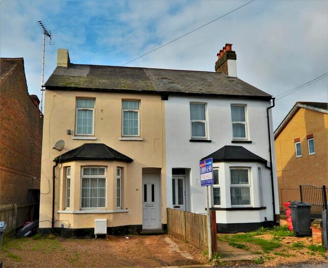 3 Bedroom Semi-Detached House To Rent In Grays Road, Slough, SL1