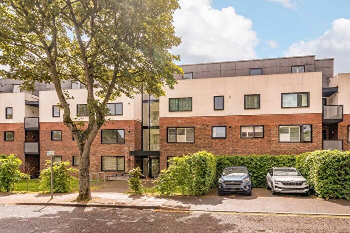 2 Bedroom Flat To Rent In Lingfield Crescent, London, SE9