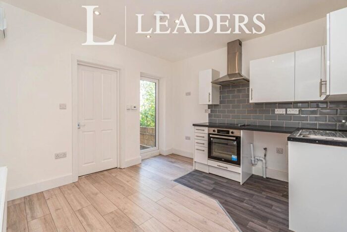 2 Bedroom Flat To Rent In Winchester Road, SO16
