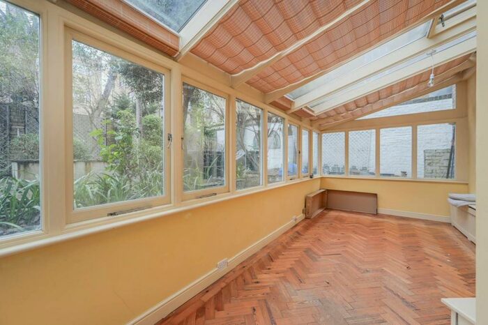 1 Bedroom Flat To Rent In Redcliffe Gardens, Chelsea, London, SW10