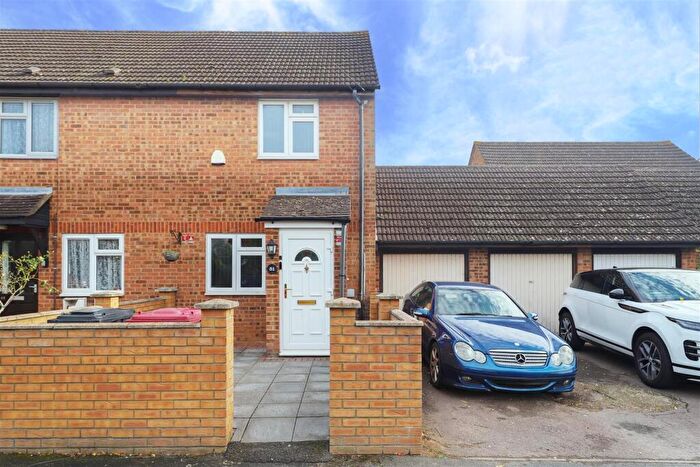 2 Bedroom End Of Terrace House For Sale In Meadow Road, Slough, SL3