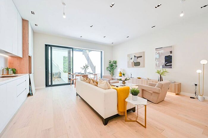 3 Bedroom Flat To Rent In Creswick Road, Acton, W3