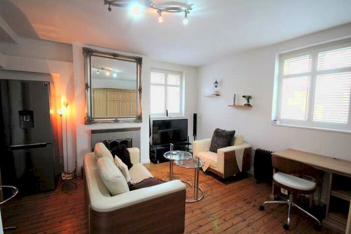 Flat To Rent In Albion Road, Stoke Newington, London, N16