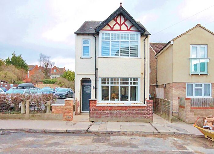 3 Bedroom Flat To Rent In Lime Walk, Headington, Oxford, OX3