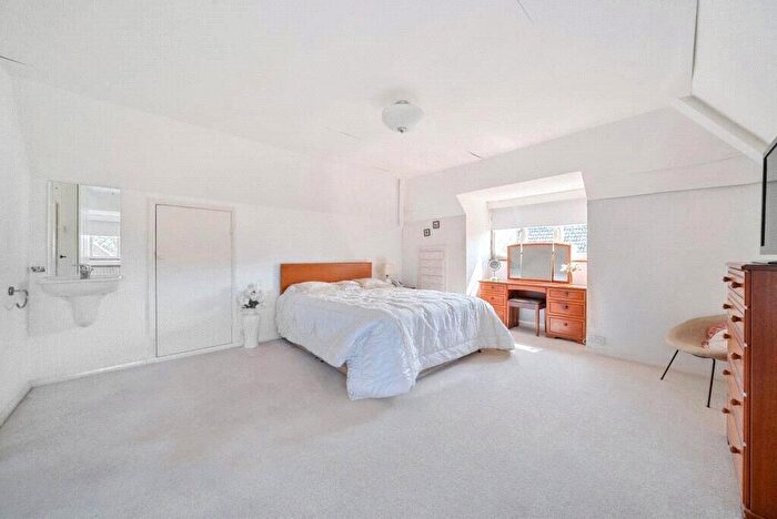 3 Bedroom Detached House For Sale In Woodstock, West Clandon, GU4