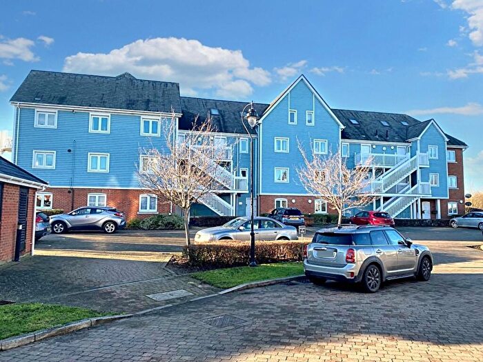 2 Bedroom Flat For Sale In The Lakes, Larkfield, ME20