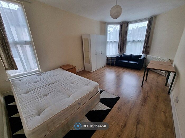 4 Bedroom Semi-Detached House To Rent In Sylvan Avenue, London, N22