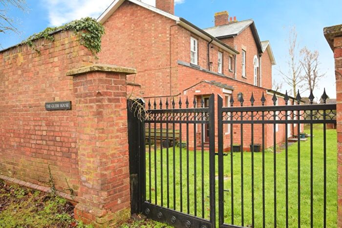 3 Bedroom Semi-Detached House For Sale In Leamington Road, Long Itchington, Southam, Warwickshire, CV47