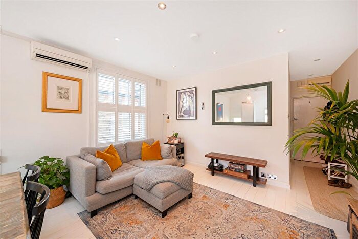 2 Bedroom Flat For Sale In Fulham Palace Road, London, SW6