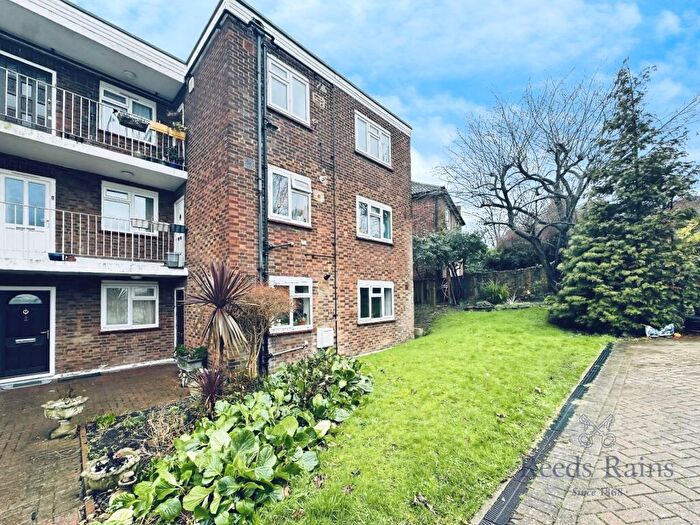 2 Bedroom Apartment For Sale In Ravensbourne Park Crescent, London, SE6
