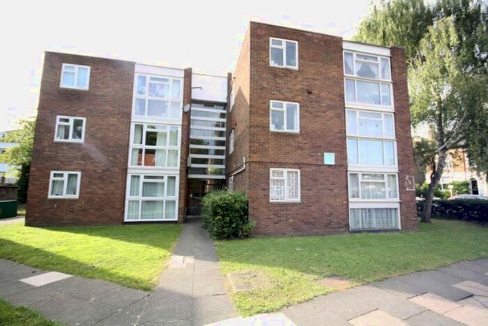 2 Bedroom Flat To Rent In Alexander Close, Twickenham, TW2