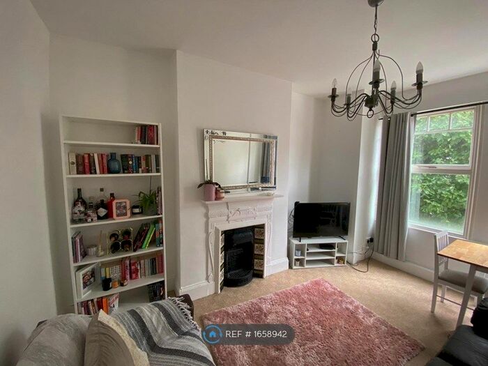 2 Bedroom Flat To Rent In Moring Road, London, SW17