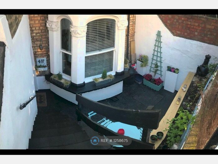 Studio To Rent In Shepherds Bush, London W12