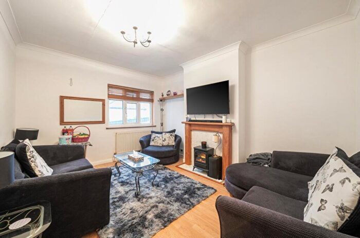 2 Bedroom Apartment For Sale In St. Marys Lane, Upminster, RM14