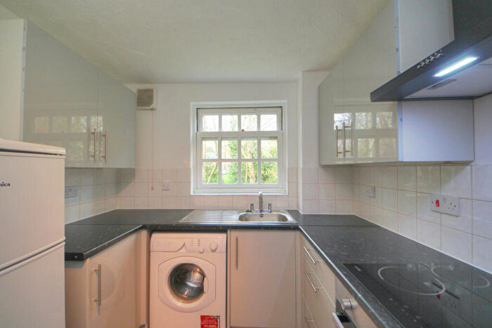 2 Bedroom Flat To Rent In Leigh Hunt Drive, Southgate, London, N14