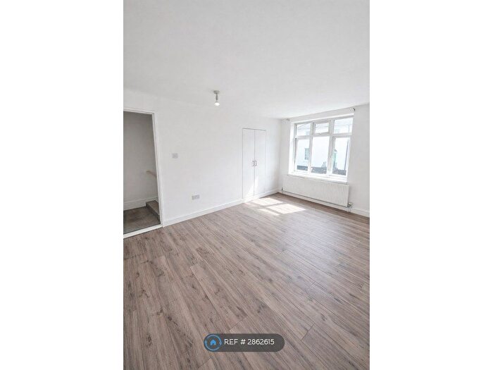 2 Bedroom Flat To Rent In White Hart Lane, London, N17