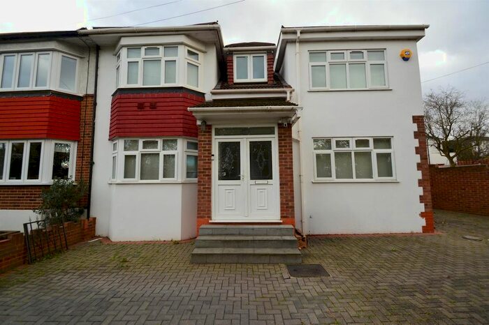 4 Bedroom Semi Detached House For Sale In Roding Lane South, Redbridge, IG4