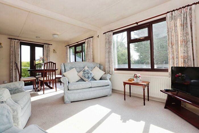 2 Bedroom Bungalow For Sale In Woodcot Park, Wilmcote, Stratford-Upon-Avon, Warwickshire, CV37