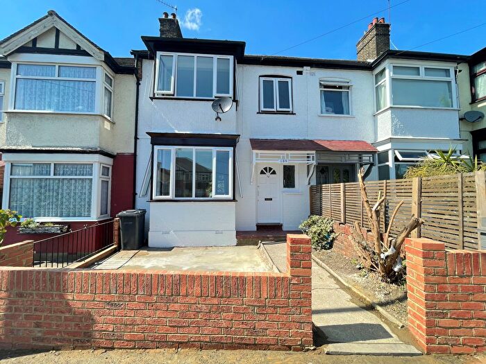 3 Bedroom Property To Rent In Fyfield Road, London, E17