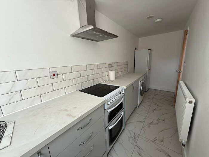 3 Bedroom Flat To Rent In Tunnel Street, Huddersfield, HD4