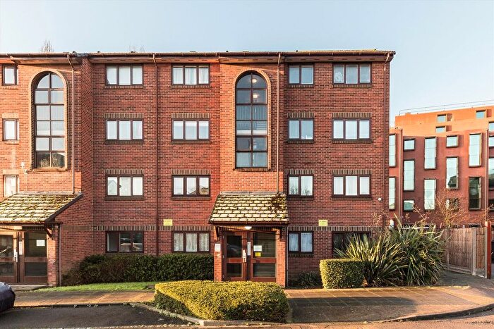 1 Bedroom Flat To Rent In Cotton Avenue, Acton, W3