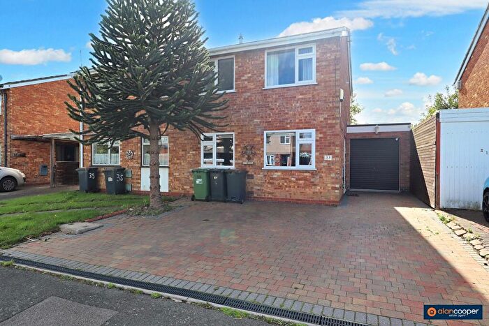 3 Bedroom Semi-Detached House For Sale In Woburn Drive, Stockingford, Nuneaton, CV10